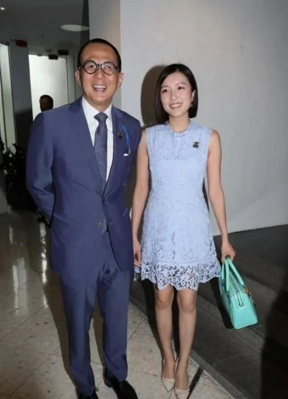 甘愿无名份陪在富豪身边的女人们，各有各的魅力，最久的已经27年