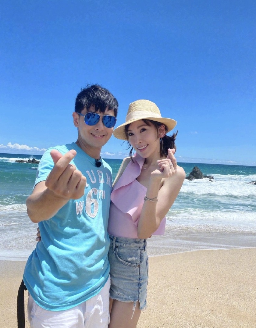 陈若仪带双胞胎儿子逛超市，双子星自己推车，帮妈妈提袋子超懂事