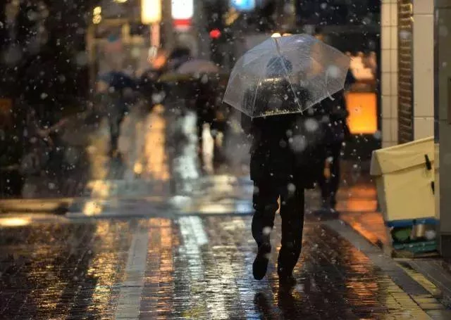 日本人为什么雨天喜欢打透明长柄伞，却很少人用折叠雨伞？