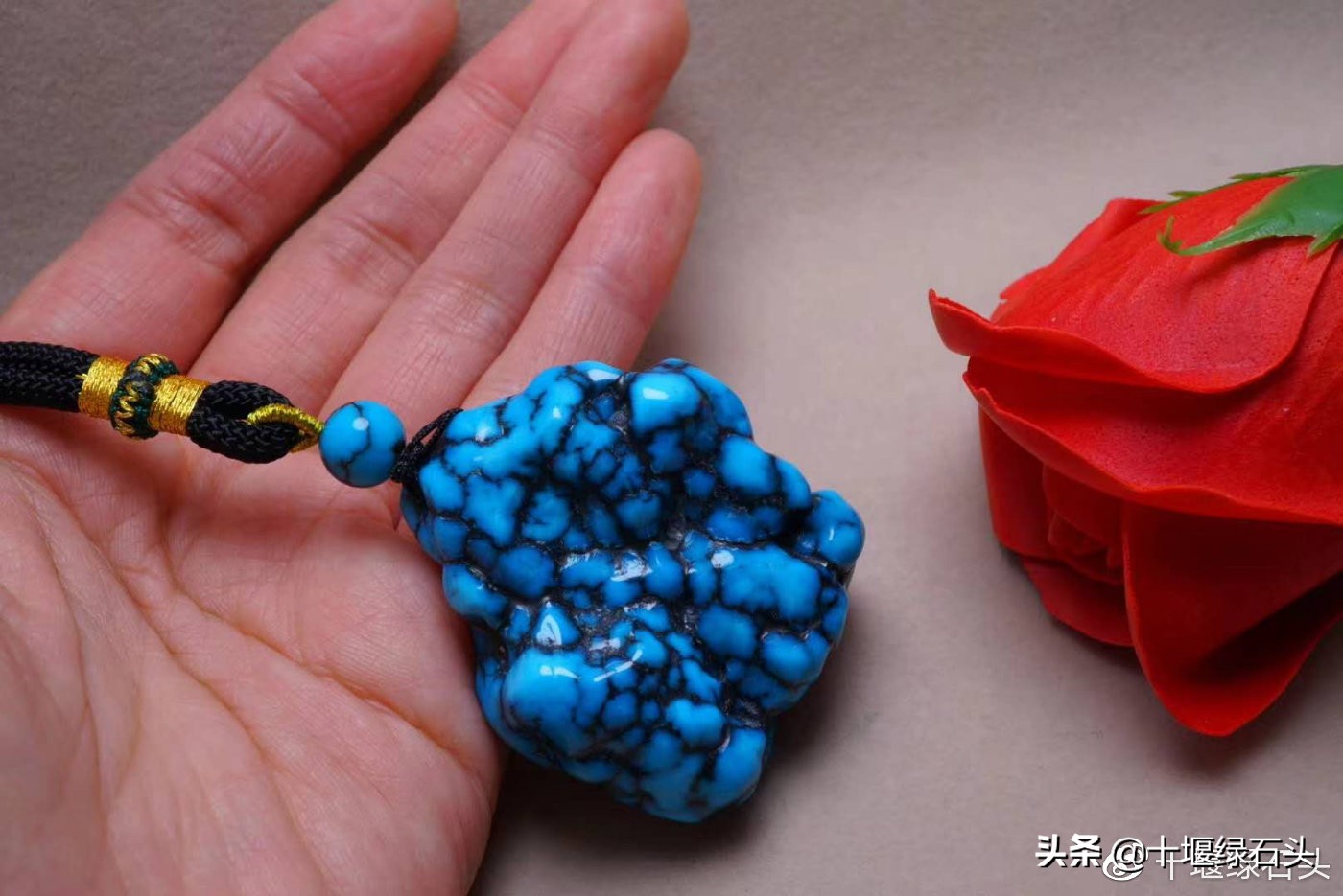 不是有铁线的绿松石就叫乌兰花