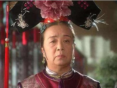 “容嬷嬷”自称年轻时很漂亮，看到照片后，网