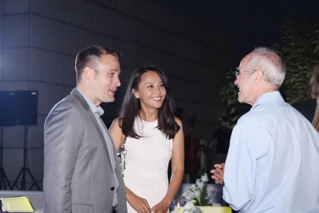 42岁马雅舒夫妻同框，穿白裙与富豪老公配一脸，混血儿女颜值逆天