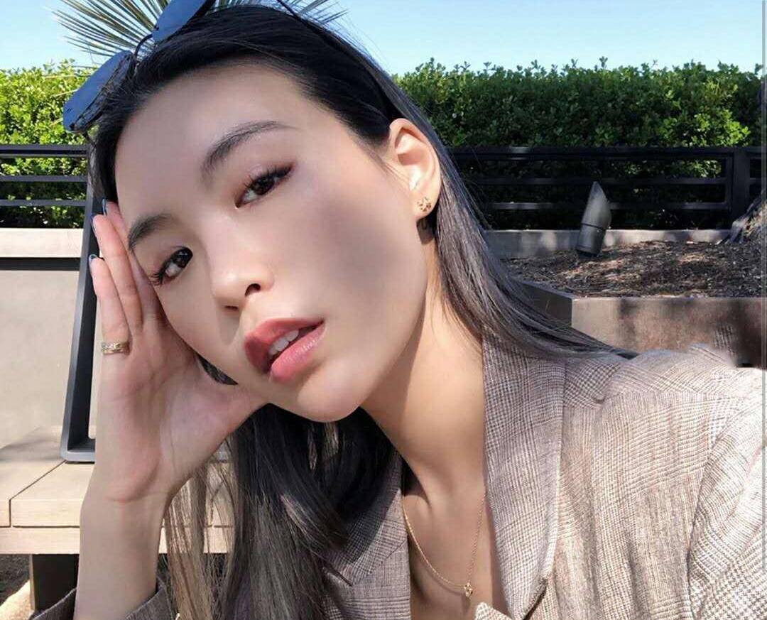 高以翔女友再晒旧照，高以翔怀抱婴儿与Bella相拥