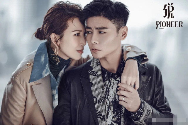 蔡少芬張晉合體拍大片，貼臉摟肩秀足恩愛，結婚13年仍如膠似漆