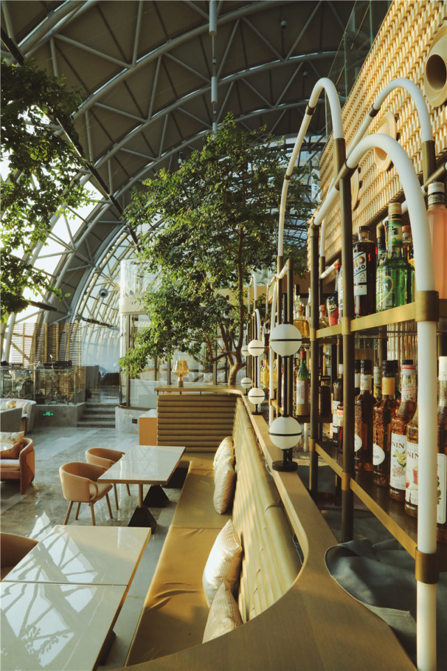 重庆来福士水晶连廊揭幕全新酒吧“THE MAVEN航”