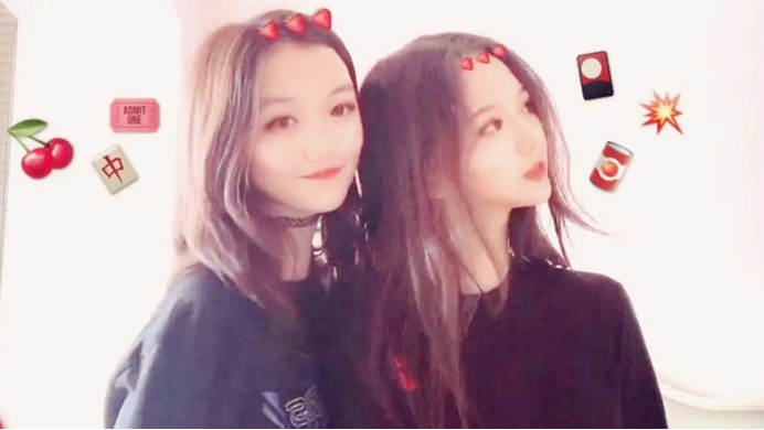 窦靖童垃圾桶旁吃路边摊，素颜出镜接地气，与李嫣形成鲜明对比