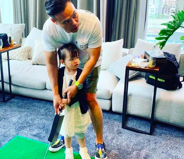 熊黛林小女兒責任感強，逛街幫郭可頌拿包，走路還主動牽姐姐手