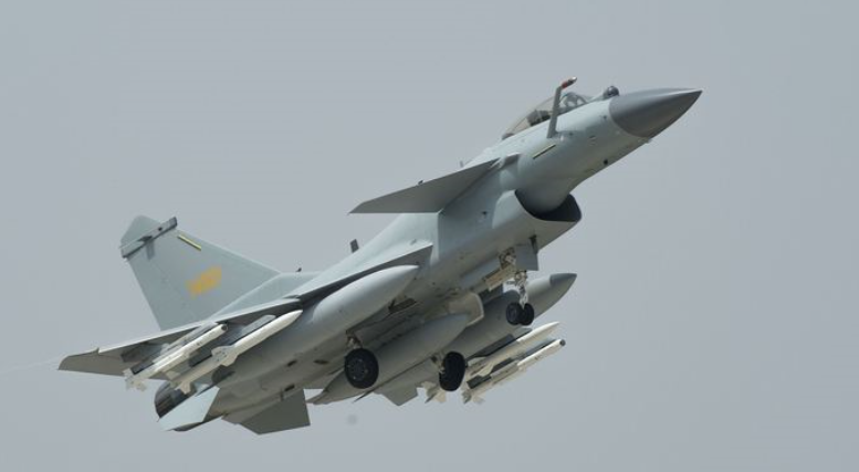 又一款中国战机显露獠牙，击败全球头号三代机