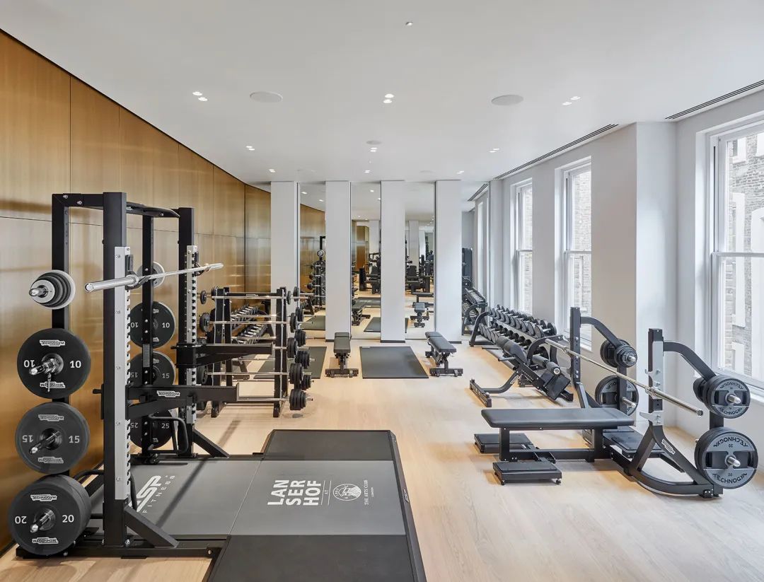 挥金如土的有钱人，喜欢在家玩什么？