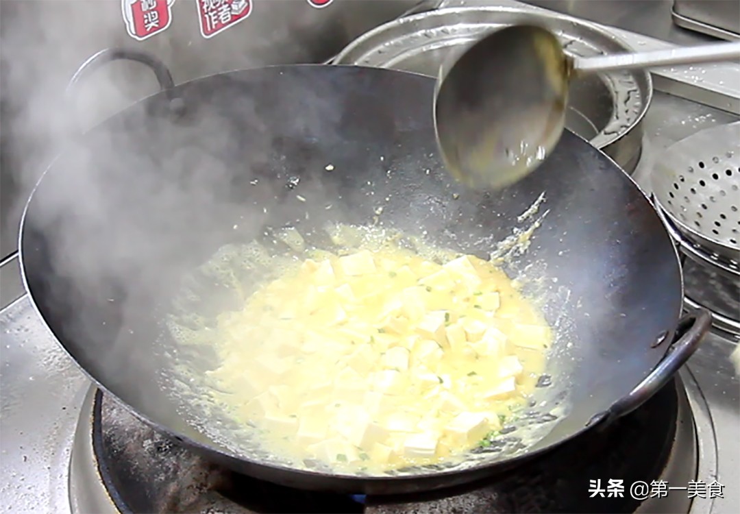图片[9]-豆腐怎么做才好吃 厨师长教你做咸蛋黄豆腐 鲜嫩入味 营养丰富-起舞食谱网