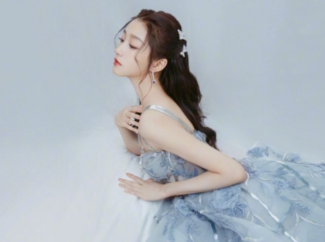 关晓彤素颜照被传，身后桌子上的腿太抢镜，镜