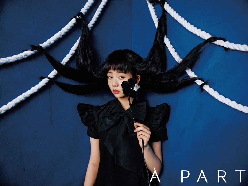 黄多多首组个人大片，复古雀斑妆终于不苦相，