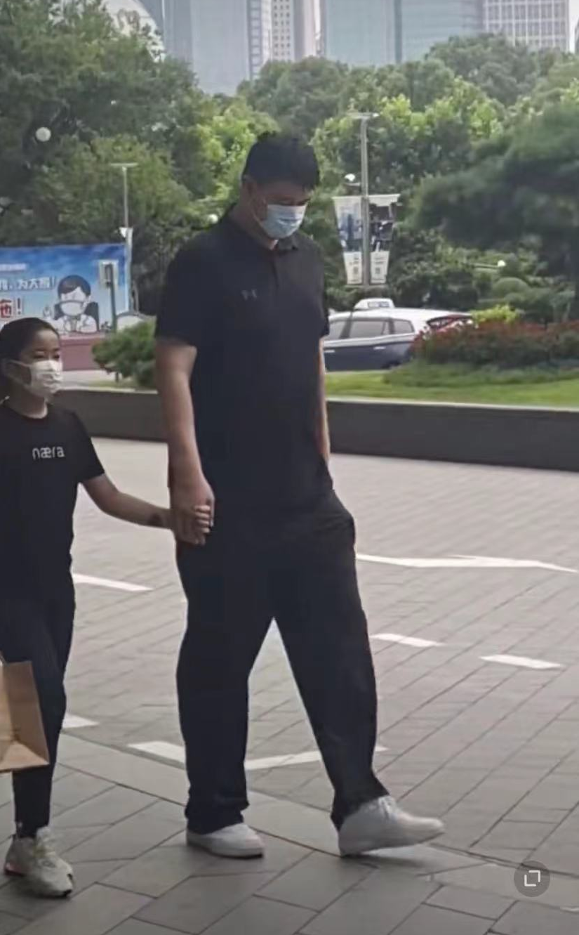 姚明与女儿牵手逛街，11岁姚沁蕾身高到爸爸胸部，一双腿又细又长