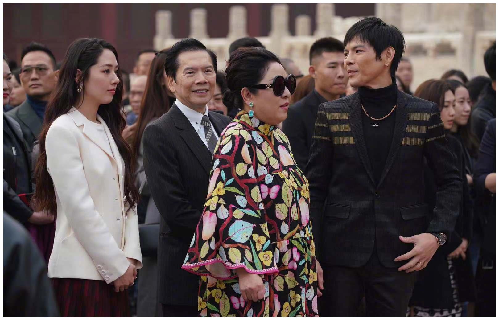 向华强祖孙三代在公园散步，向佐帮郭碧婷拎鞋