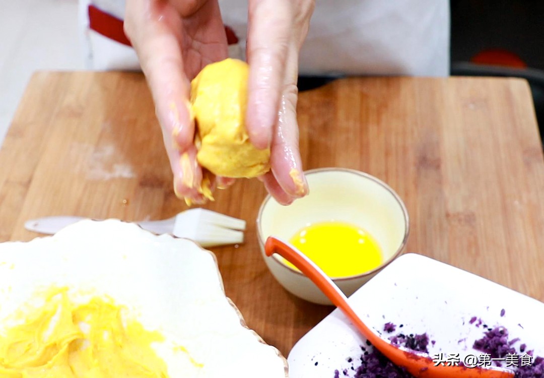 南瓜和紫薯别再蒸了，学会这个南瓜紫薯饼，软糯香甜，家人都爱吃