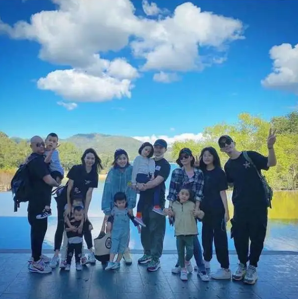 贾静雯晒全家出游照，母女同框神似姐妹，梧桐妹与继父感情超好