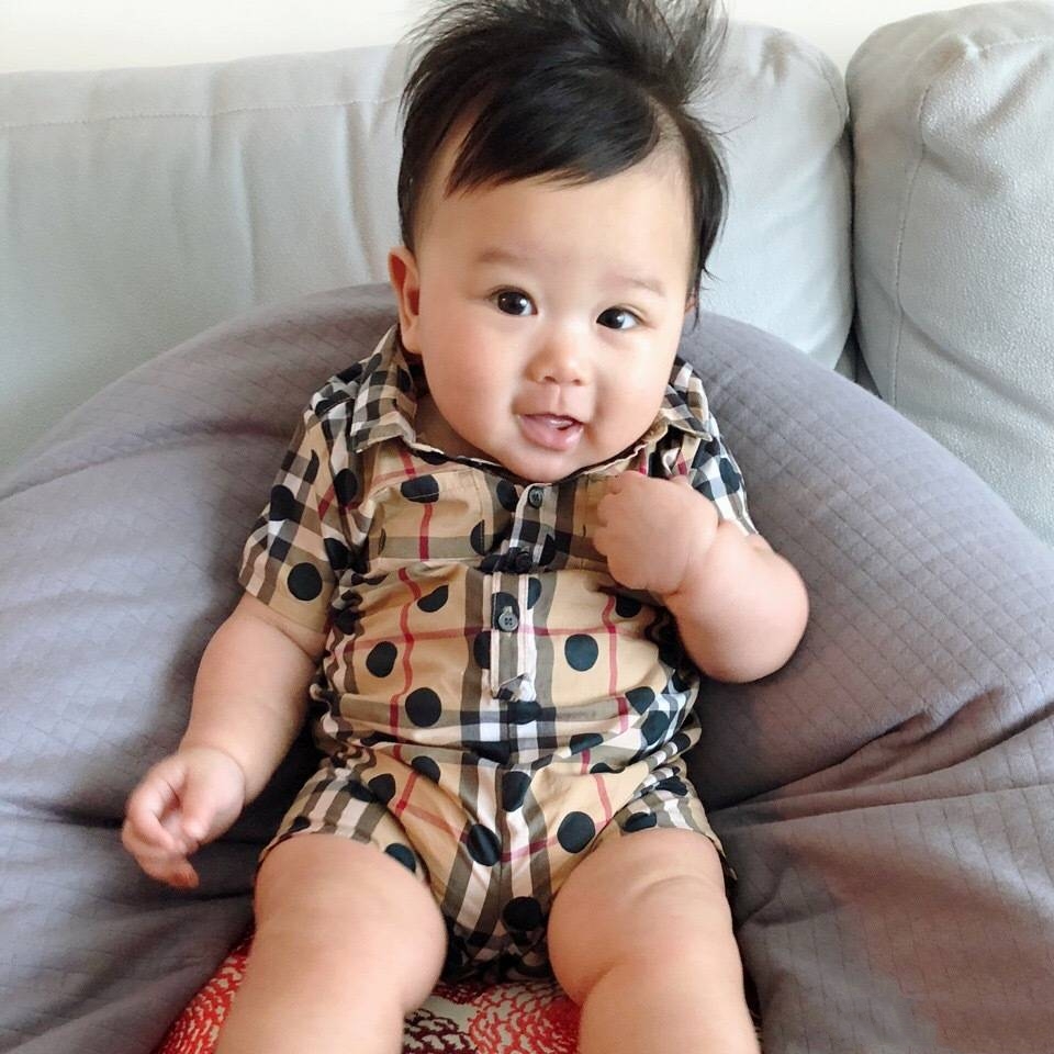 胡杏儿一家五口另类同框，为幼子庆祝百日，三胎与老大长相神相似