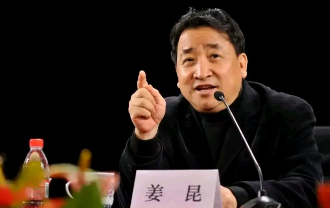 徒孙也好，女儿也罢，姜昆搂着女士腰拍照，本