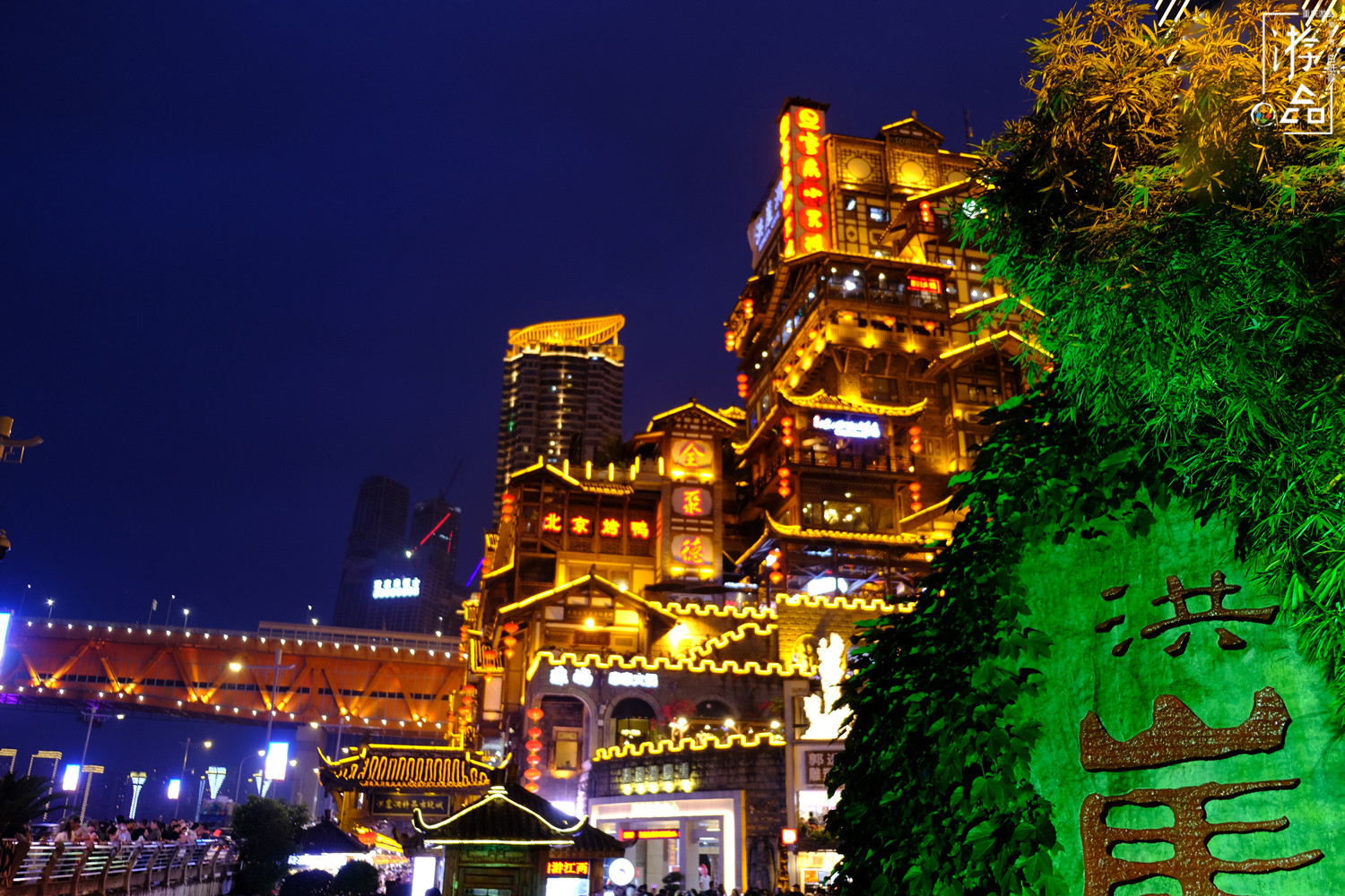 重庆不可忽略的两座大桥，轨道与公路并行，因游客太多被交通管制