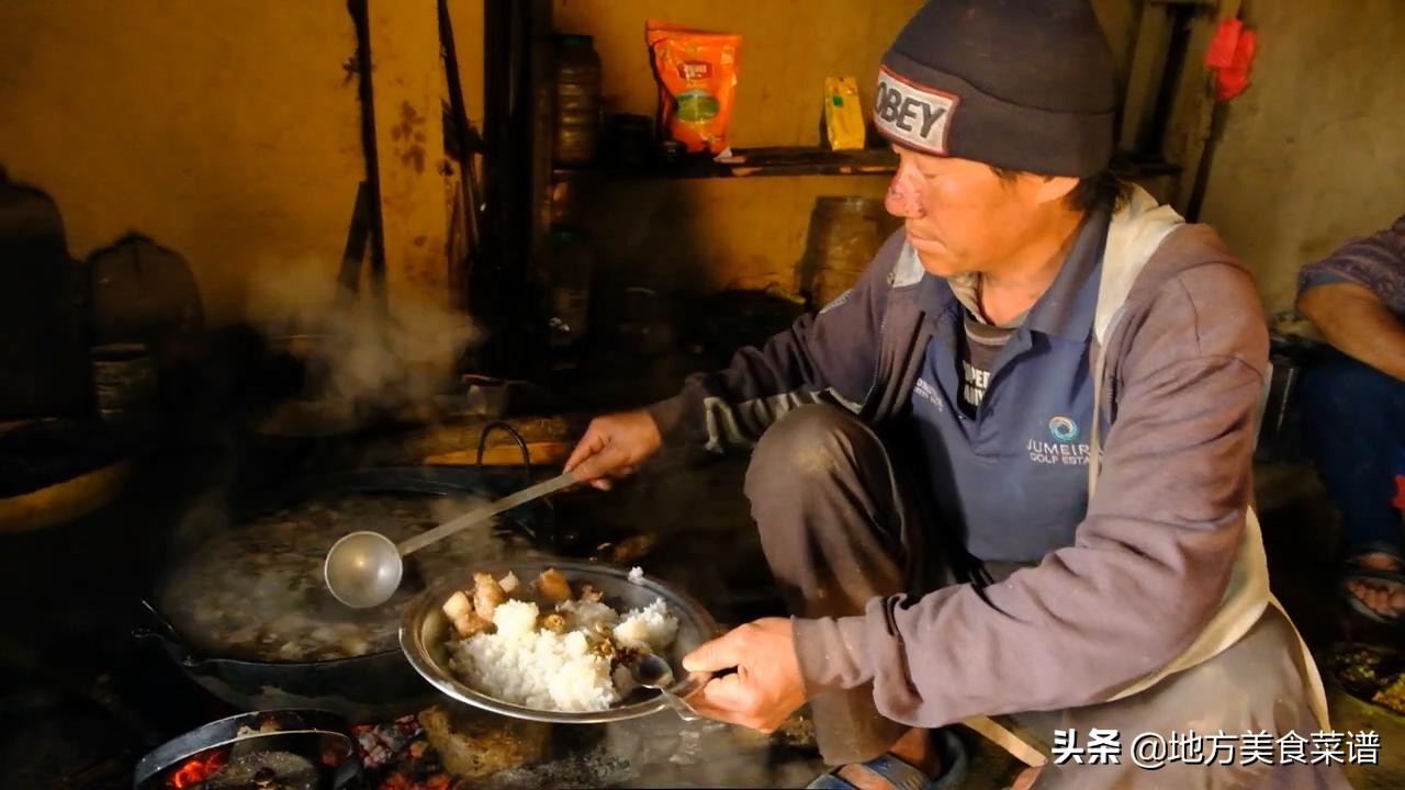 中国小伙在尼泊尔山区花96元砍了8斤猪肉，请当地贫困村民吃饭