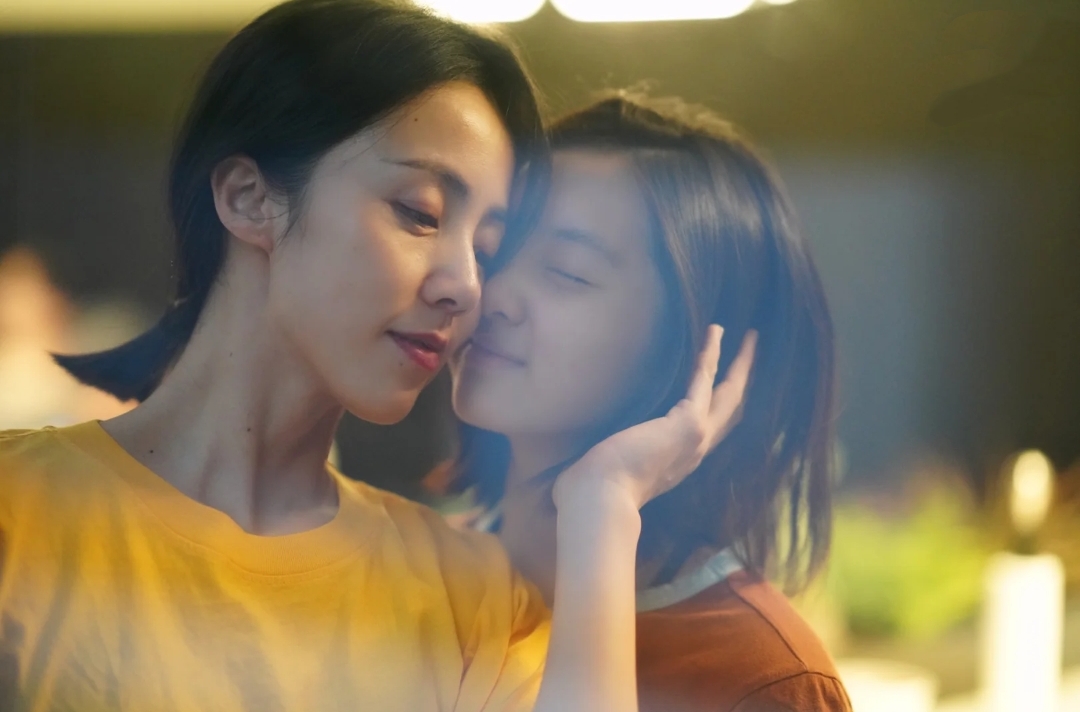 黄磊为妻女掌镜，多多依偎着孙莉如贴心小棉袄，母女同框超养眼