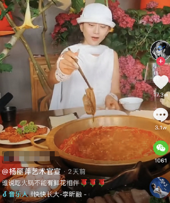 杨丽萍发布视频被网友评论怒怼！霸气的戚薇发文回怼，不愧是戚哥