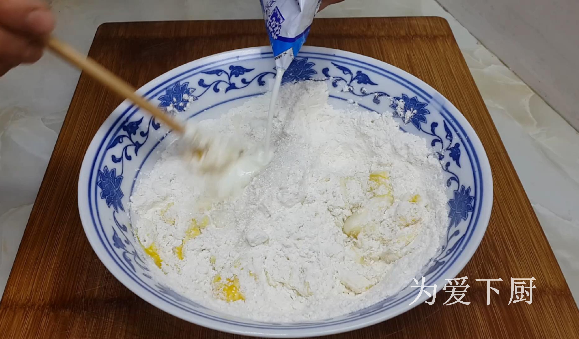 2個雞蛋，半斤麵粉，鍋裡炸一炸，鬆軟又香甜，比麵包油條還好吃