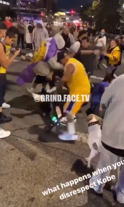 【影片】鍵盤俠皮癢了？湖人奪冠夜，一球迷侮辱Kobe遭集體群毆，23號球迷下手最狠！-黑特籃球-NBA新聞影音圖片分享社區