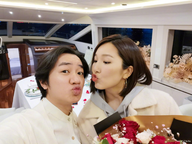 王祖藍曬全家福慶二寶滿百天，妹妹長相隨媽，姐姐笑起來超像爸爸