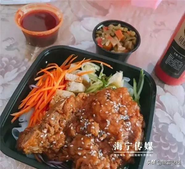 90后美女卖凉皮，配料独特，两月开上宝马，3年