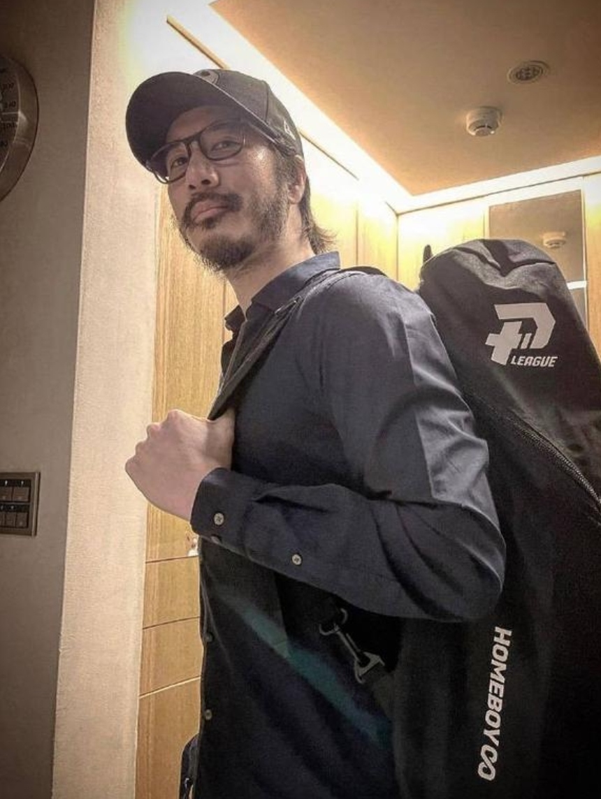 45岁王力宏生日晒照变样！满脸胡须看不见嘴巴，扎辫子长发到肩膀