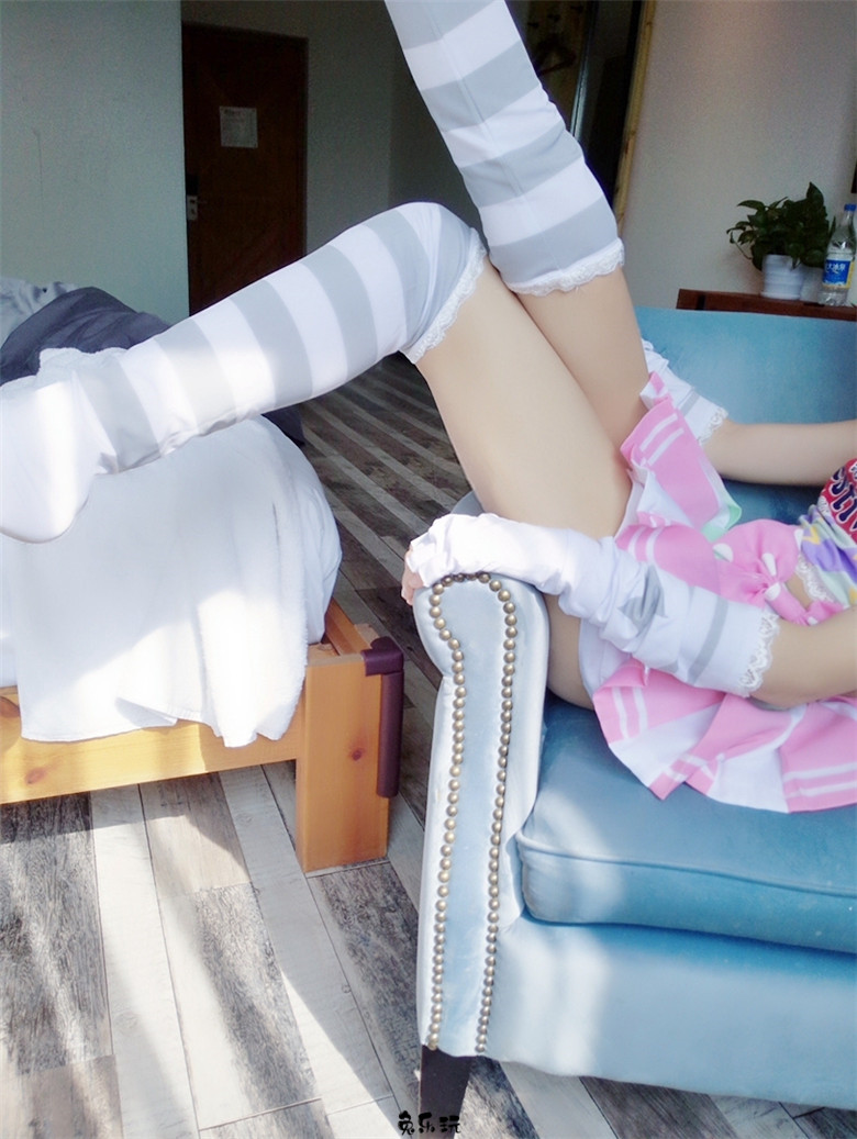 粉红短裙条纹袜，忍不住想咬一口