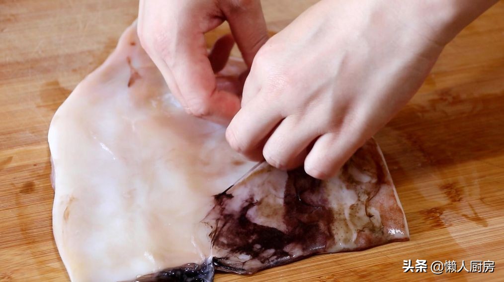 这是香酥鱿鱼条的做法，不要直接裹淀粉，这样处理一下，外壳更酥