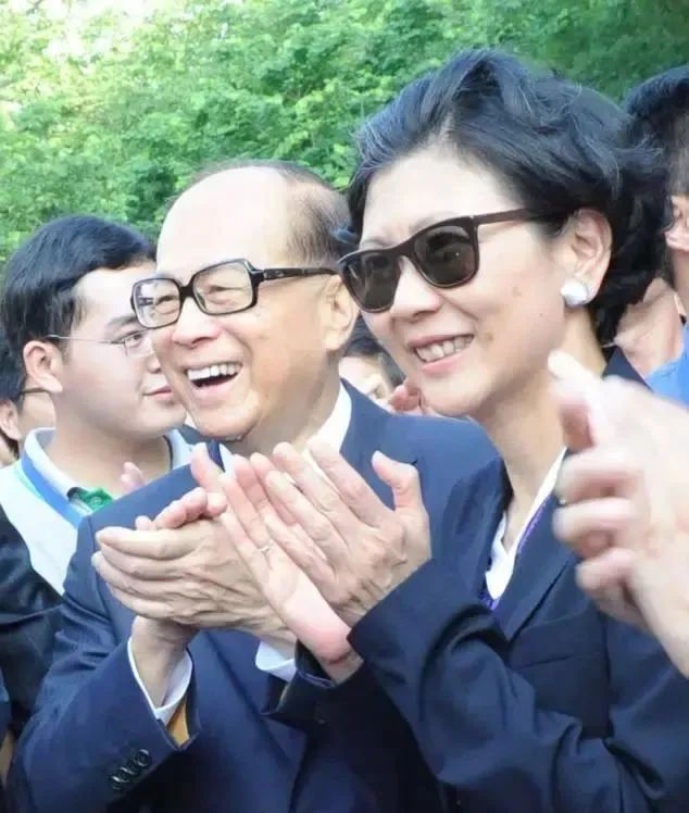 甘愿无名份陪在富豪身边的女人们，各有各的魅力，最久的已经27年