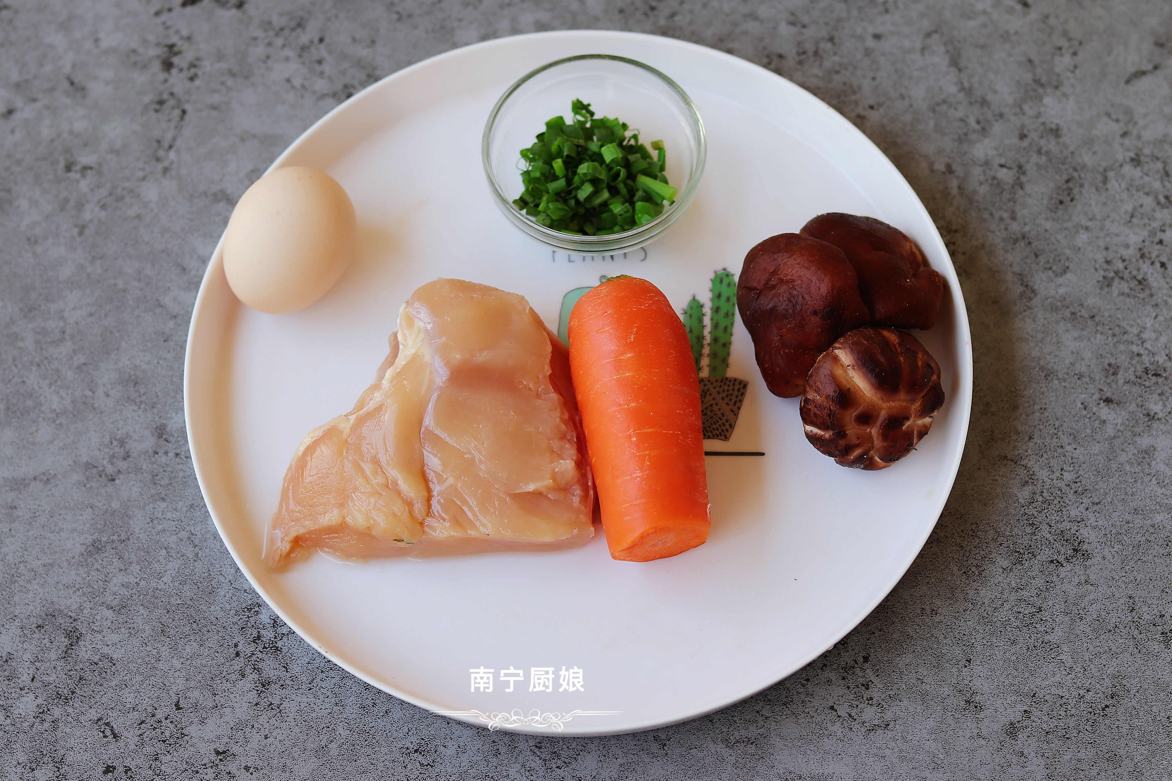 雞胸肉加入香菇雞蛋做成小餅，外酥里嫩，低脂營養，多吃也不怕胖