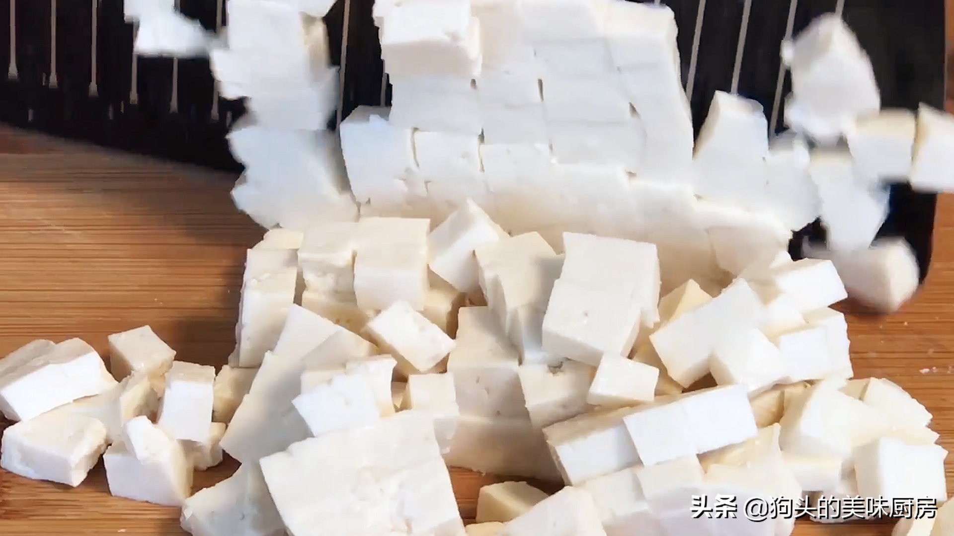 韭菜加豆腐，我家隔三天吃一次，外酥里嫩，飯店都吃不到，太香了