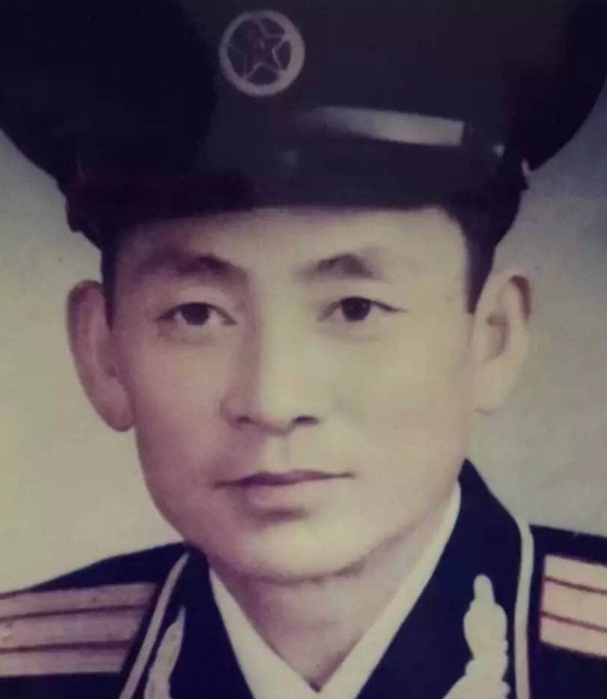 “赵政委”何政军：娶初恋，妻子为他退出娱乐圈，结婚29年无绯闻