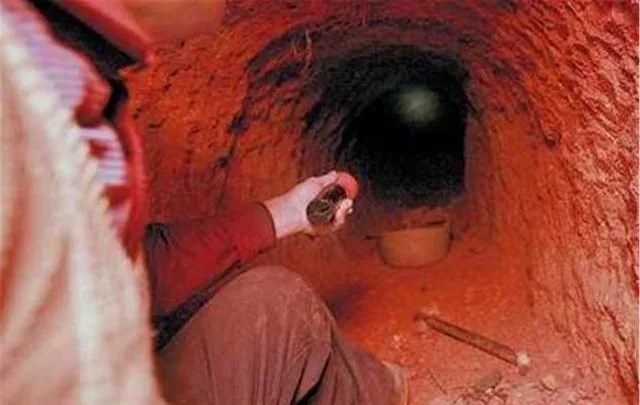 老农在陕西发现古墓，墓中有一对盖被睡觉的男