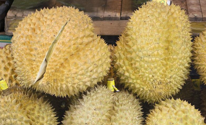 买榴莲，选刺密集的还是稀疏的？记住3个技巧，不怕买到肉少的​