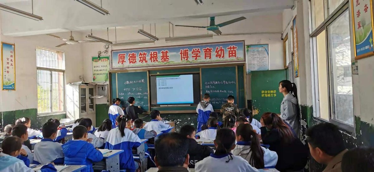 河南仓房：联片教研小学数学课堂教学