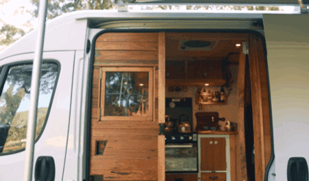 64岁老太不结婚，卖了豪宅住进8㎡蜗居，却过上