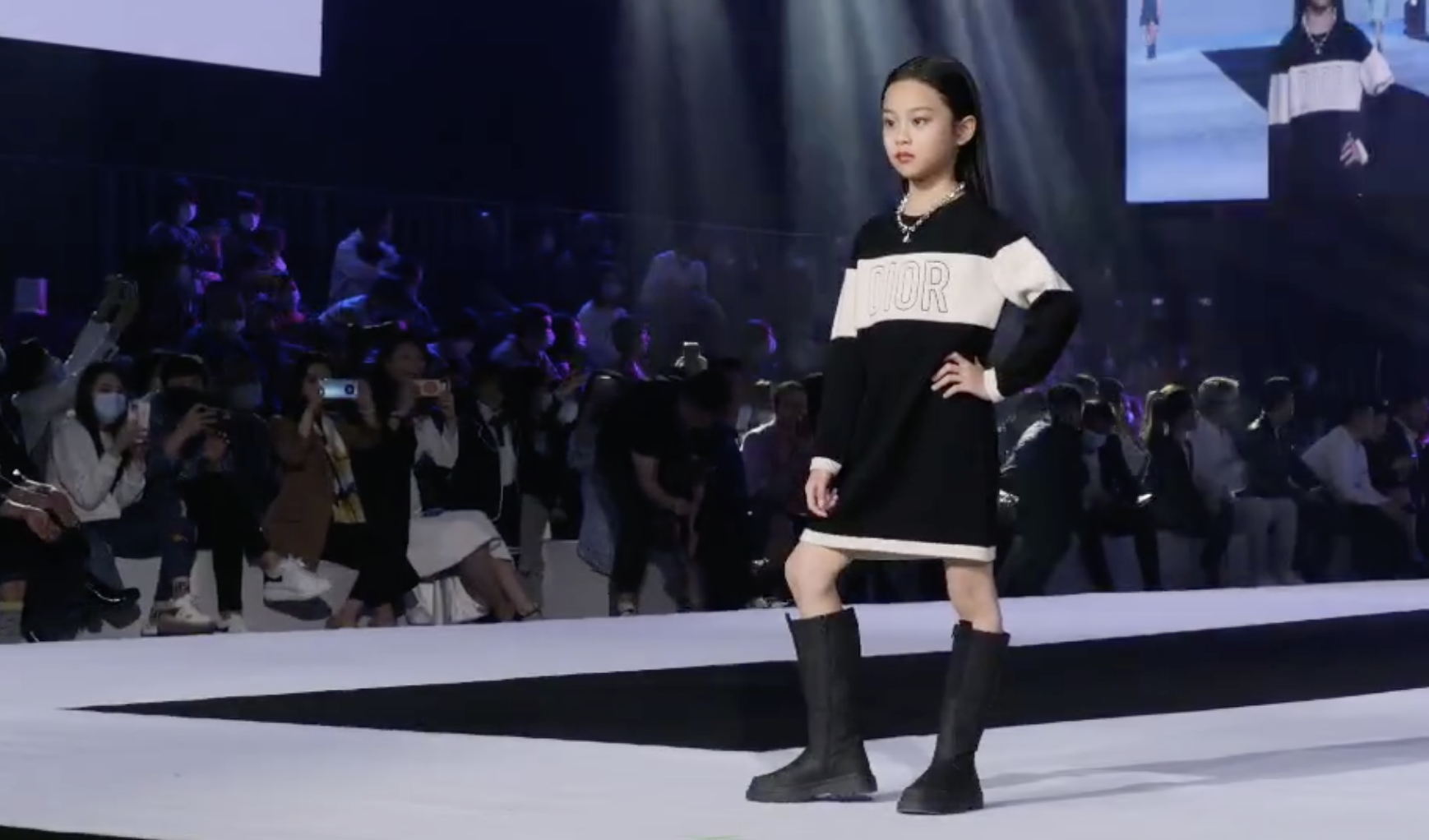 甜馨小考拉Jaden同台走秀超有範兒，李小璐鐘麗緹台下觀看陪女兒