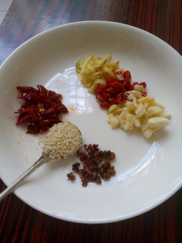 水煮鱼片~麻辣鲜香.特别Q弹，步骤详细，在家也能做出饭店味道