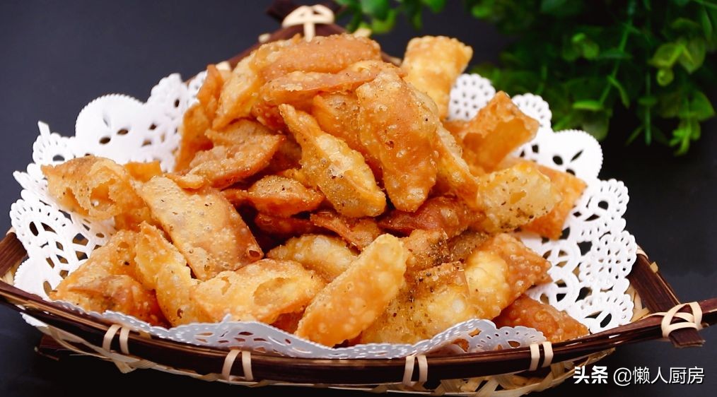 别买着吃了，这是懒人椒盐锅巴的做法，用饺子皮就能做