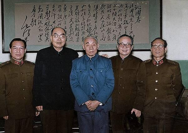 16岁嫁政委，风雨同舟52年，养育12个孩子，是爱人更是战友