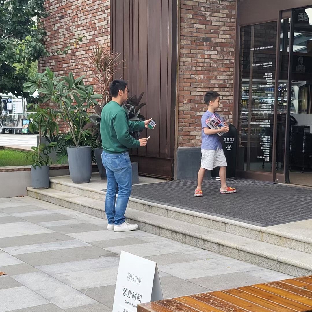 偶遇杜江夫妇会友，霍思燕一身香风打扮优雅贵气，被赞肤白有气质