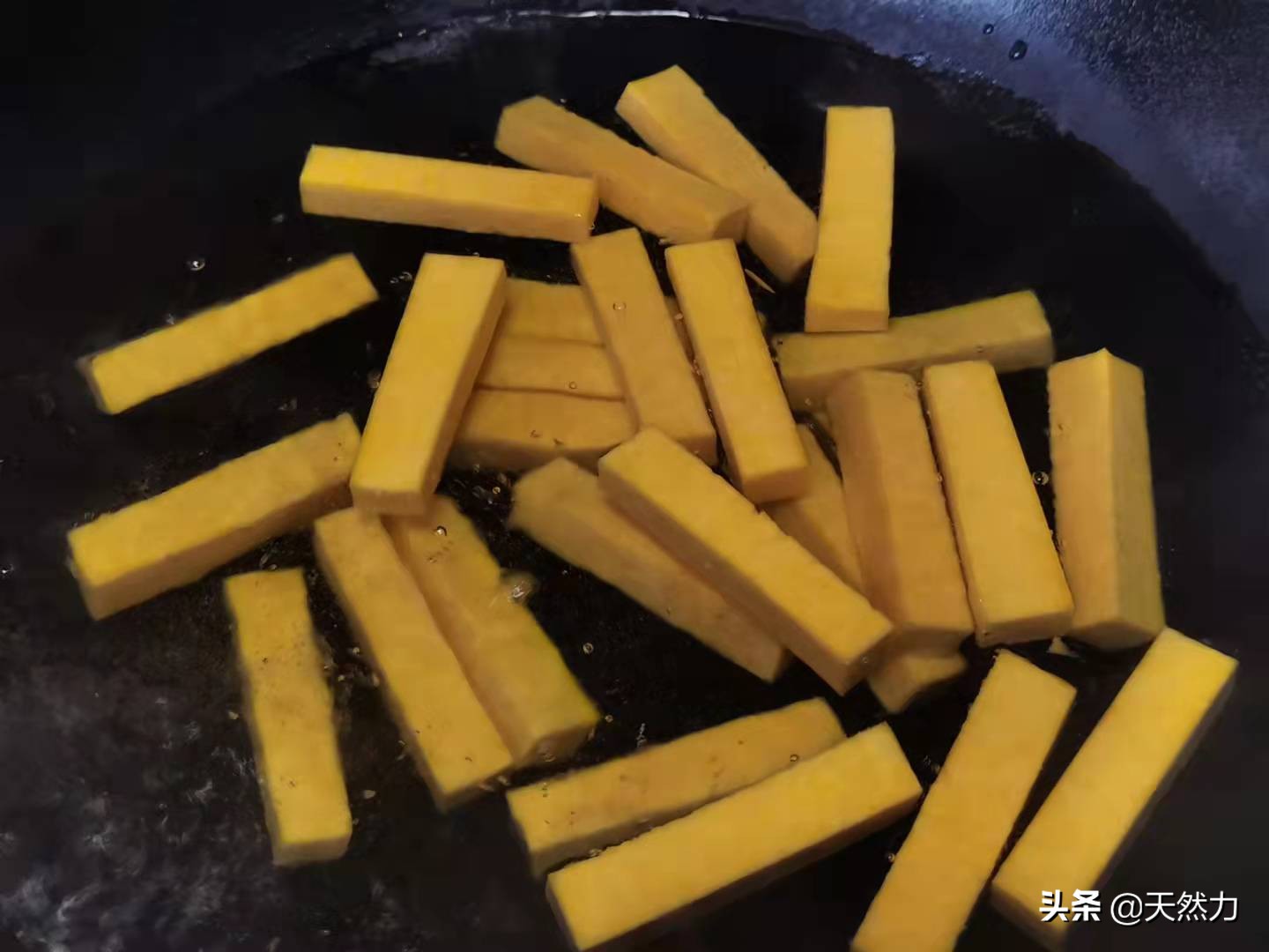 在家也能轻松做出广东名菜蛋黄焗南瓜，详细经验干货做法，收藏了
