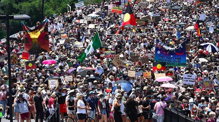 现场直击全澳大游行：上万澳洲土著抗议国庆日，警察出动围堵抓人