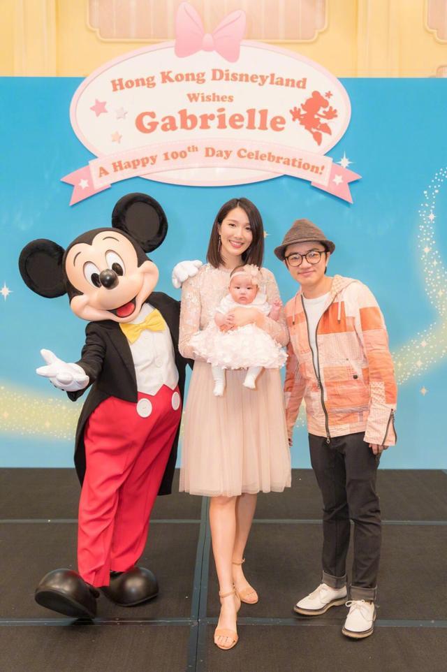 李亚男晒迪士尼度假照，王祖蓝将女儿扛在肩膀上，爸爸力max