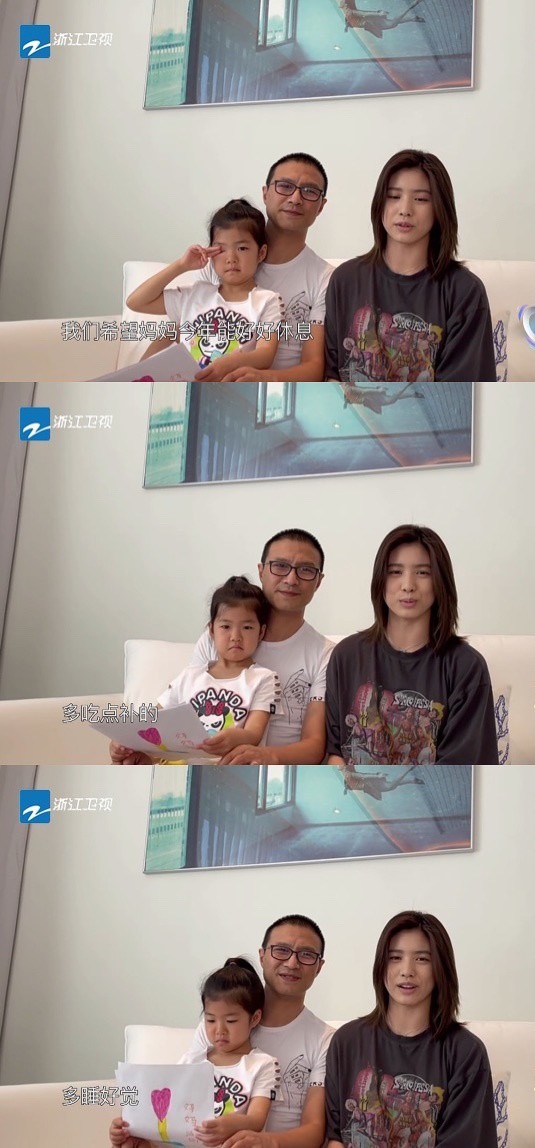 汪峰攜女兒素顏出鏡，醒醒看媽媽拍戲心疼哭，繼女囑咐媽媽多休息